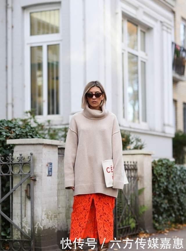 显瘦|最近火了一种显瘦的穿法,挑大一码的毛衣这么穿,藏肉还时尚