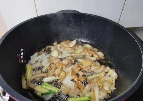 这道炒肉丝可鲜美了，鲜香不腻卷饼也味美，一碟上桌又光盘了