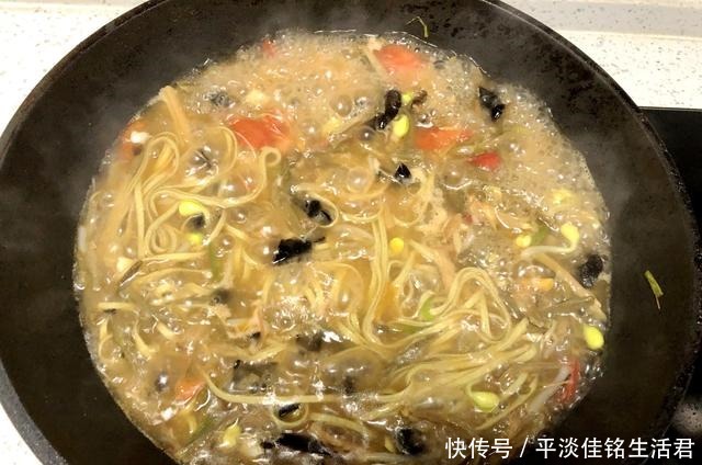 老一辈|它是灾荒年的“救命饭”,是老一辈的最爱,现在成了街头的网红面