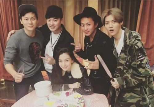 鹿晗|李晨住四合院,baby住别墅,邓超住小区,跑男只有他还在租房住