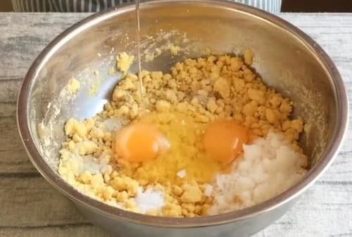 搅拌均匀|玉米面新吃法，不加一滴油，比蛋糕好吃，比面包简单，一吃就上瘾