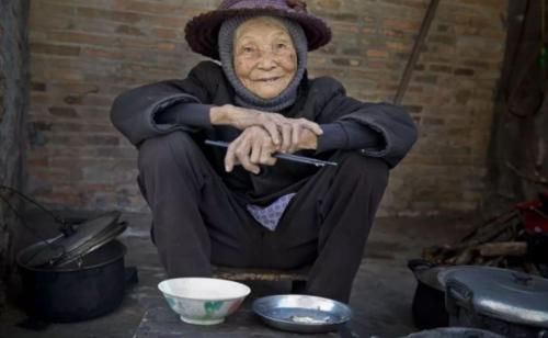 老了想活得有尊严，3种东西别交给子女，是对自己的人生负责