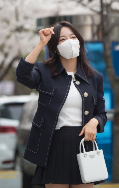 外套 短款百褶裙和休闲外套搭配，金世静俏皮可爱秀美腿