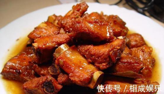 一些不油腻的家常菜是美味的,它们又嫩又多汁,它们是在家里做的