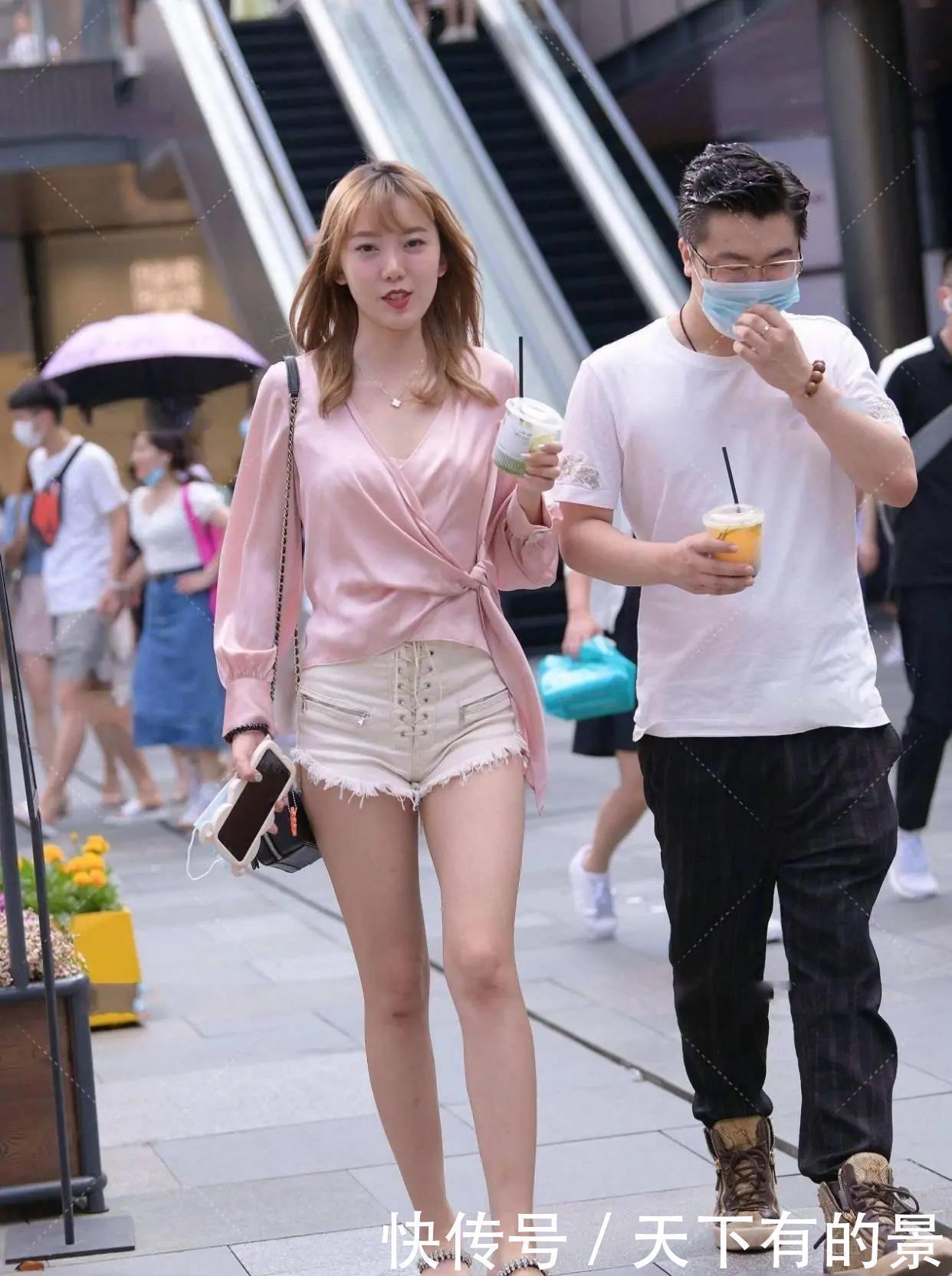 大长腿 短裤怎么搭才好看?粉色丝质上衣可以助你一臂之力,甜美有气质