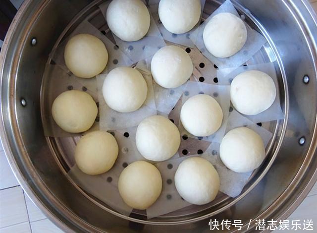 蒸馒头时,不要只加酵母,面里加这两样,馒头又白又软又香