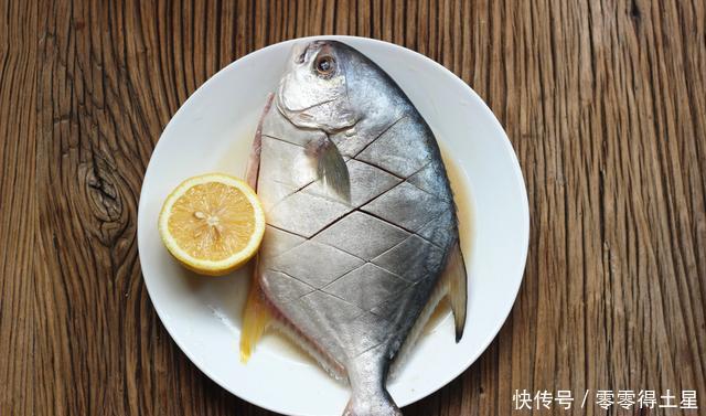 入味|下饭重口菜烤金鲳鱼,外皮微焦有弹性,鱼肉细腻入味,下酒下饭