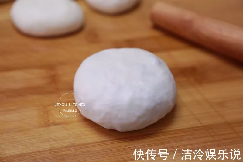 在家做馅饼，和面很重要，照着做馅饼皮薄馅大，放凉了也软软的