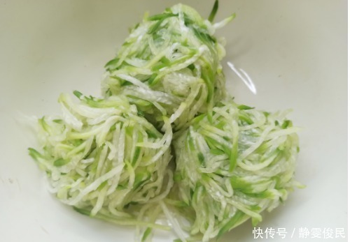 这才是萝卜丸子的传统做法,外酥里嫩,不加一滴水,凉了也不会硬