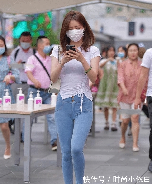 穿搭|设计感满满的褶皱上衣,搭配紧身裤,性感又不失时尚的休闲风搭配