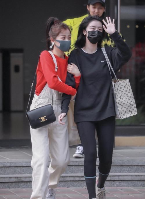 赵小棠穿豹纹短裙加大背头,满满的御姐范儿,没想到身材这么好!