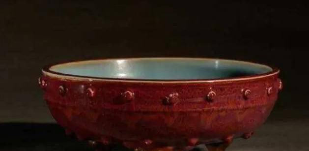  烟灰缸|收藏家看上老农的“烟灰缸”，用两包烟交换，后来拍卖出180万