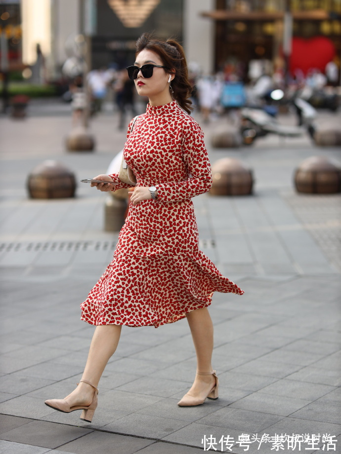 尖头高跟鞋 红色“波点裙”搭配尖头高跟鞋,清爽靓丽,充满知性美!