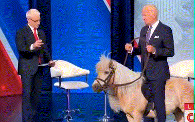 电视直播中，拜登突然沉默20秒，动作奇怪表情诡异……