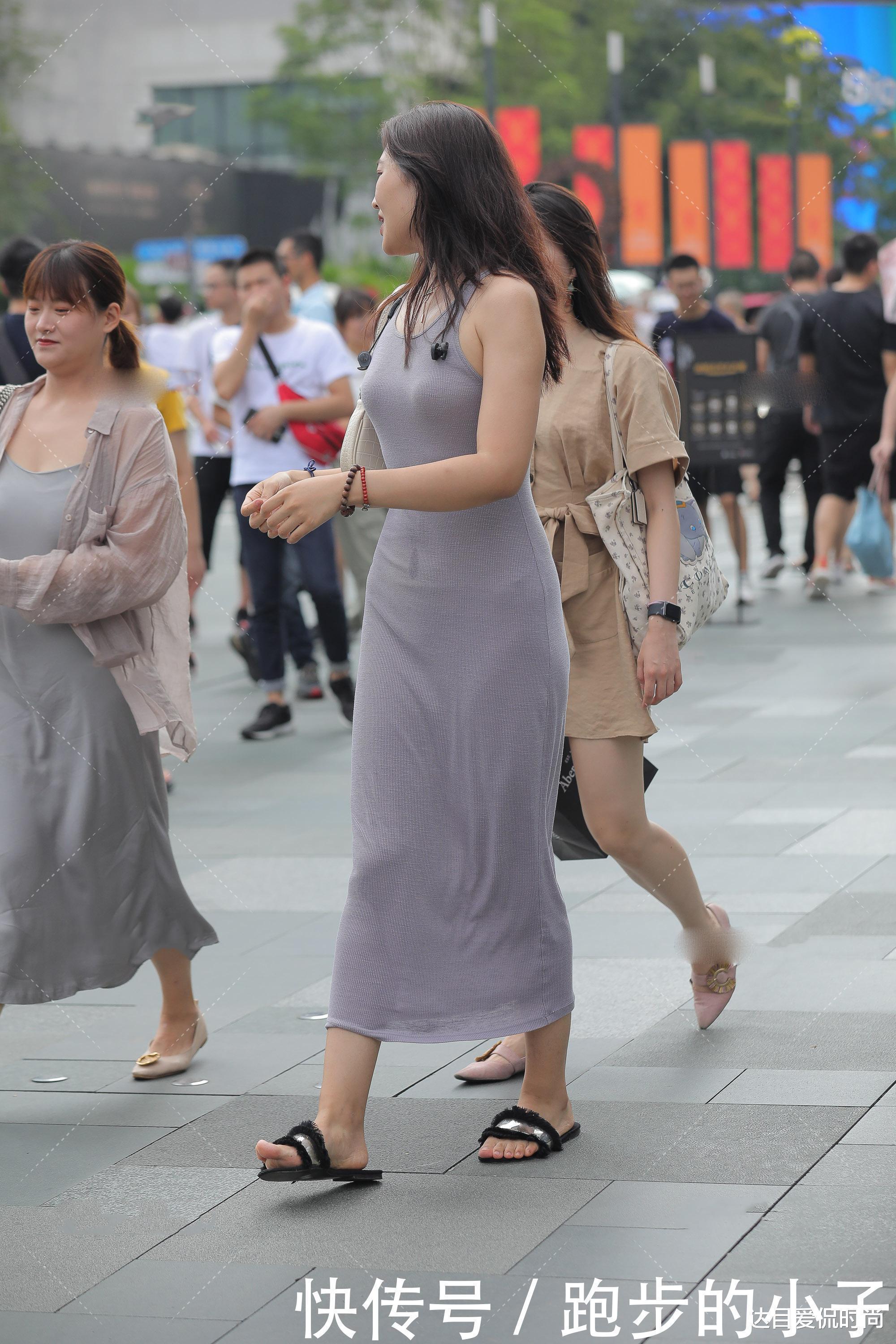 休闲|灰紫色的裹身裙穿出清新脱俗的质感,配合一个凉鞋尽显“休闲”