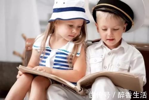 暖心|哥哥写作业太无聊,将妹妹拎桌上当“吉祥物”,相处画面超暖心