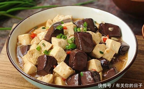 炒猪血时,最忌直接下锅,多做1步,猪血滑嫩不腥,很好吃!