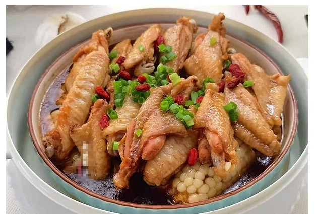 立秋后常做这道菜，食材加粉腌制，同玉米蒸熟上桌，鲜美不上火