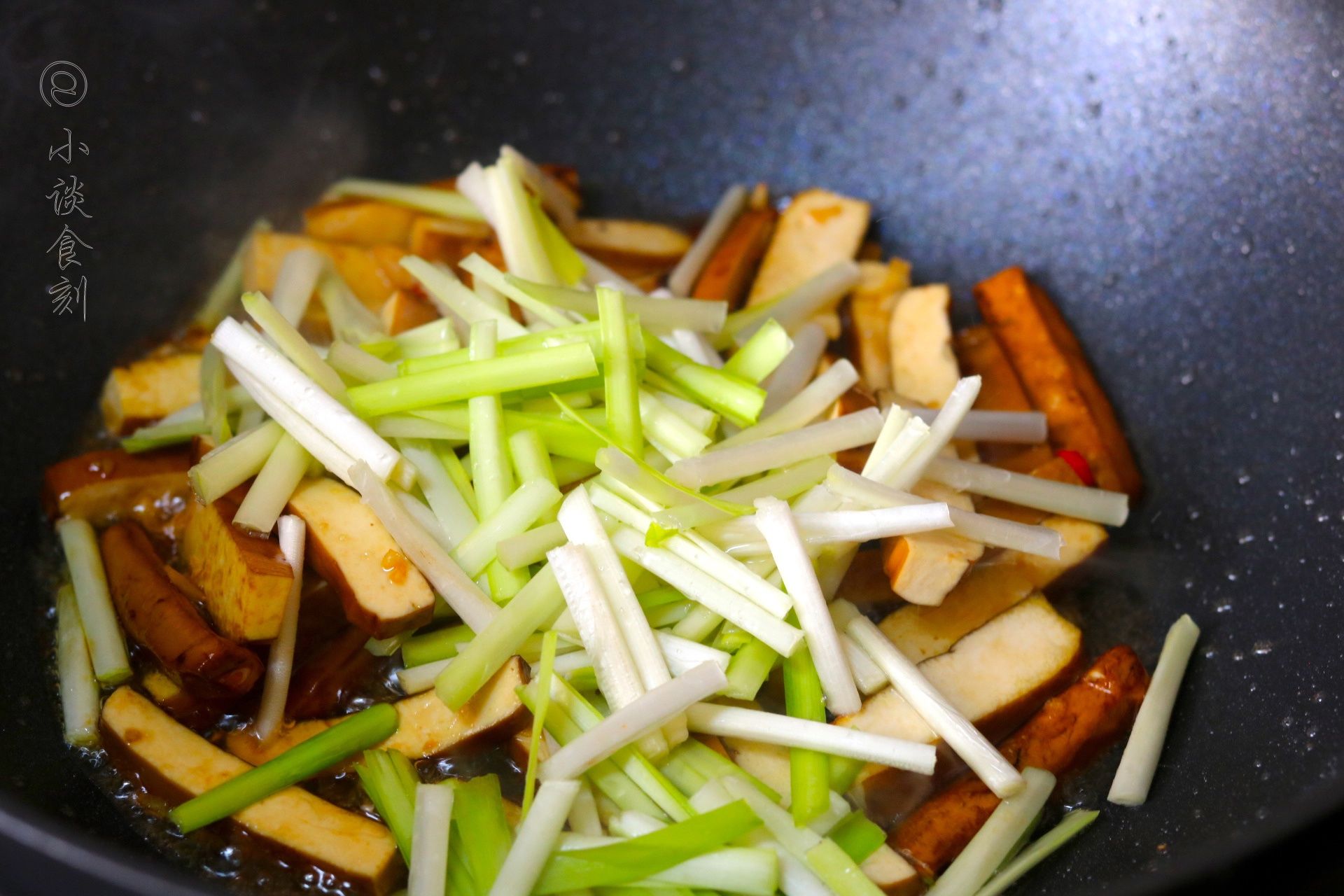 食材|香干要咋做才香软滑嫩？原来搭配食材有讲究，出锅后比吃肉还香