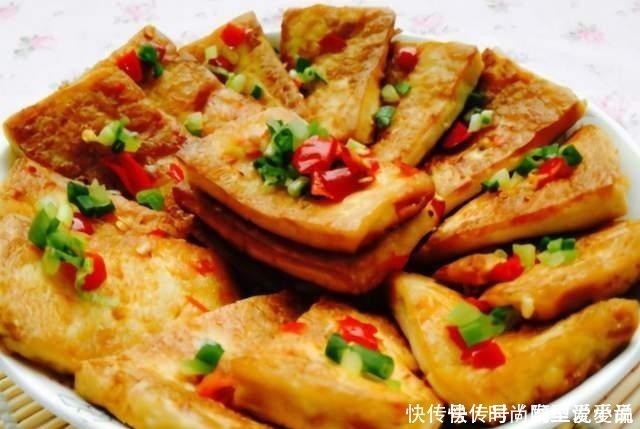 煎豆腐|煎豆腐时，只放油煎就错了，牢记3个窍门，豆腐不粘锅还不易碎