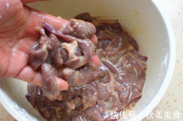 腥味|洗猪肝别用清水,厨师长教你关键3步,干净又鲜嫩,没毒素更放心