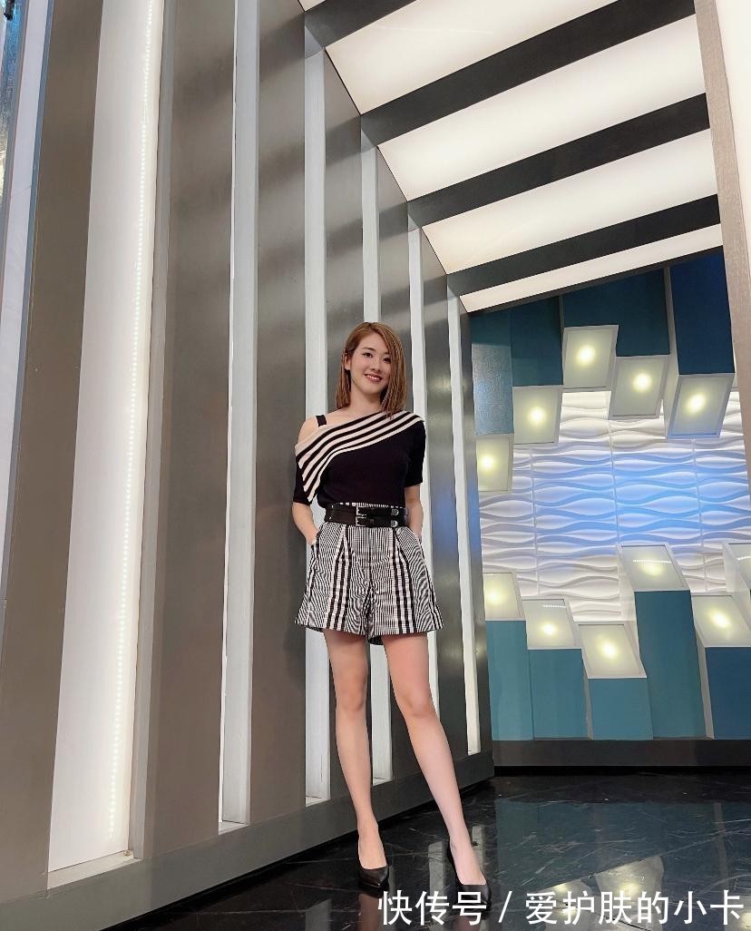 衬衫|分享3个“自然搭配”法则,看起来普通,穿上身高级又不失时尚感