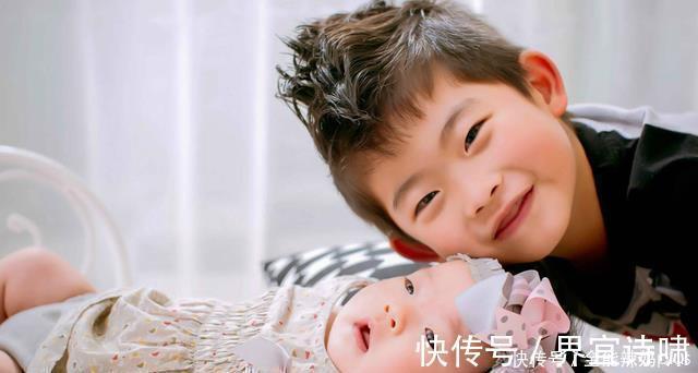 情谊|“超黏人妹妹”走红,藏到桌角也要看哥哥写作业,乖巧似吉祥物