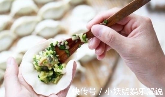 调饺子馅只会放盐？难怪不好吃，放3种调料，饺子才鲜香多汁！