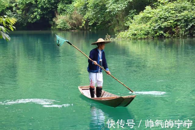 秋韵#【七绝·秋韵】清风伴我不孤行,晨起轩窗有鸟鸣