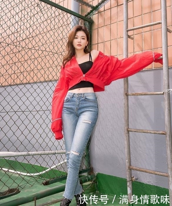 牛仔裤美女:身材高挑,休闲不失女人味,展现街头时尚风!