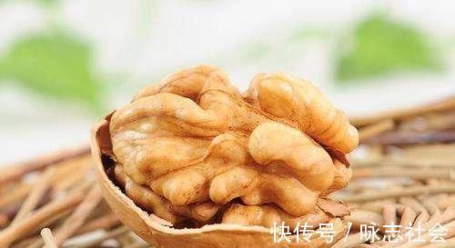 心血管疾病|核桃营养价值高,但医生却提醒我们用2种吃法反而会害了自己