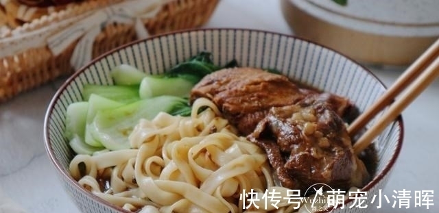 一日三餐|早餐,我家迷上了这碗面,一荤一素好吃营养,孩子长个吃最好