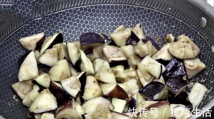 毛钱|夏天,遇到此菜不要手软,8毛钱一斤,上锅一炒,营养又美味