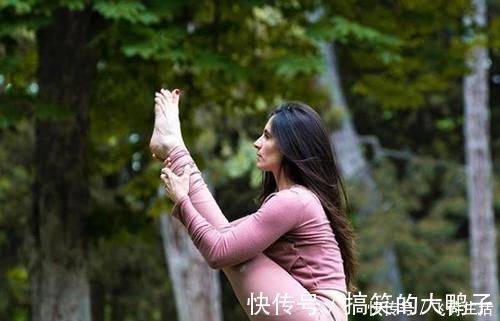 体式|腰痛走不动站不直?每天几个瑜伽动作,缓腰痛还能瘦腿细腰