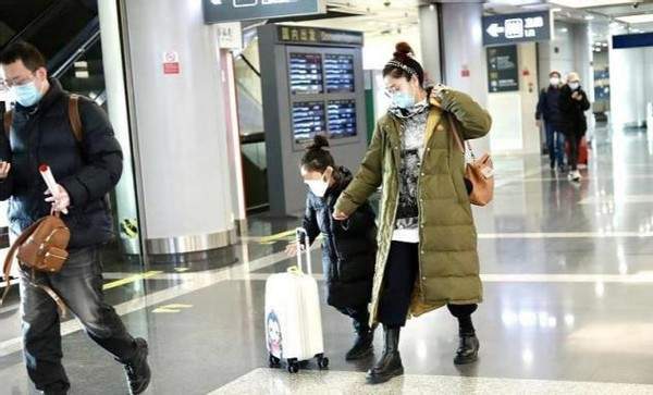 玲花一家三口走机场，老公罕露面气质儒雅，7岁女儿扎马尾好俏皮