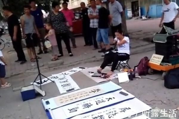 欧楷#一位没有双手美女的“地摊书法”,用脚写欧楷榜书,用笔险绝精到