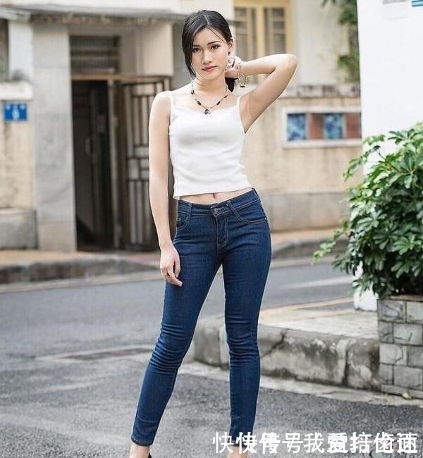 美女 身材紧致的牛仔裤美女,充满青春活力,气场十足!