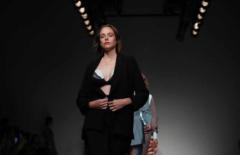 “两小时一次，双手一起”：躲在车里坦胸露乳的女生在干嘛？