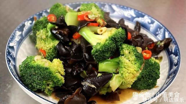 炒木耳时,噼里啪啦真吓人!多做1步,木耳不溅油更好吃