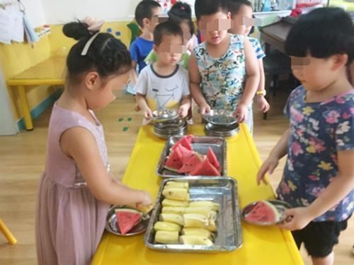 幼儿园|“每月4千学费,只给孩子吃一小段香蕉”家长生气,质问老师