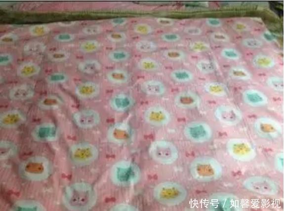 冬天到了家里旧羽绒服不要扔,这样利用,冬天超暖和