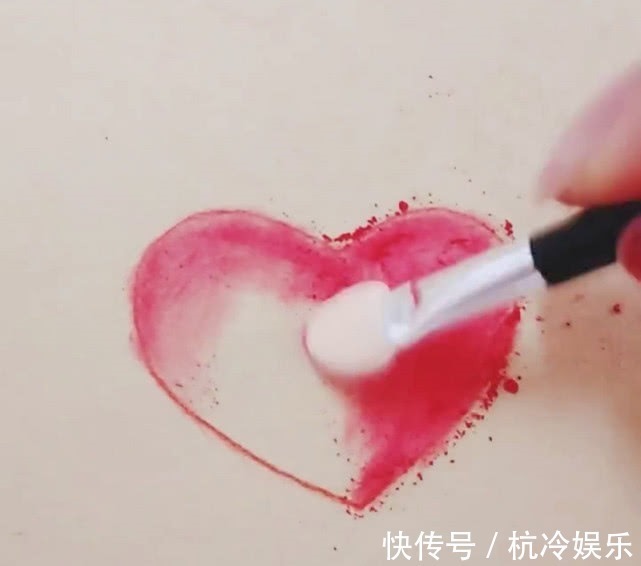 彩铅#美术生粉笔画爱心,开始被吐槽“太幼稚”,点上高光后真香!