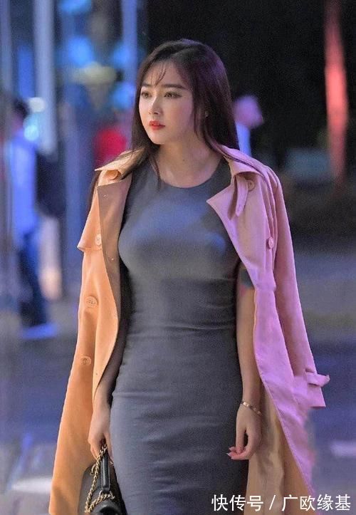 衣架|小姐姐是“大码”身材,穿风衣简直是行走的衣架