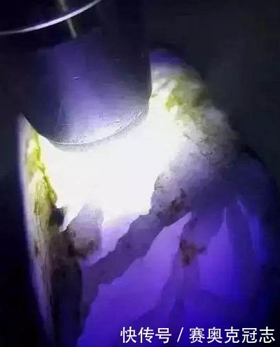 几十万买的石头,切开后水润欲滴,原石就已经美成这样了