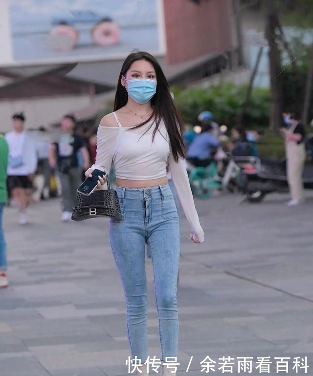 长袖|白色性感长袖搭配蓝色休闲打底裤,模特时装秀,比较常见的