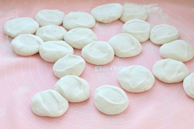 两锅|入冬后就馋酸菜馅的包子,皮薄馅大酸爽美味,一次蒸两锅都不够吃