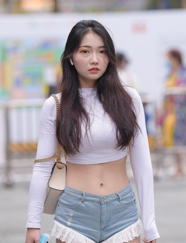 牛仔蓝 精致大方的打底裤充满美俏的魅力,体现美女娇柔的姿容,略显低调