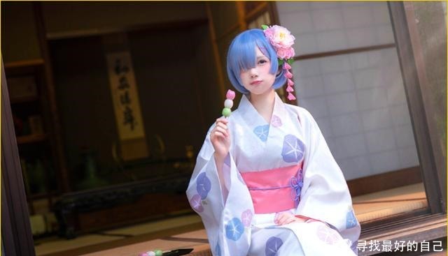 走出异世界的蕾姆“老婆”,只有她能够用长筒漆黑袜,扮演出气质