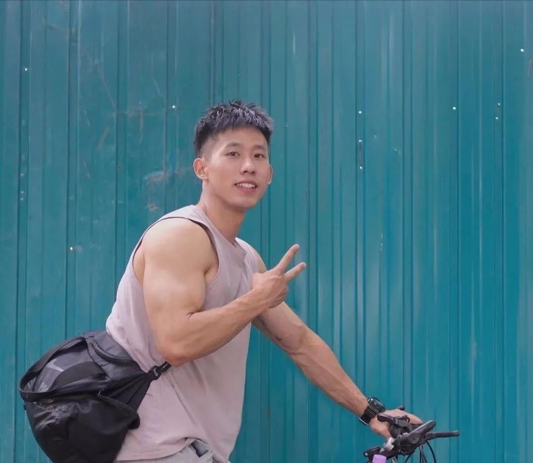 腹肌|型男医生的鲨鱼线六块腹肌引发舔屏，网友看后直呼我可以