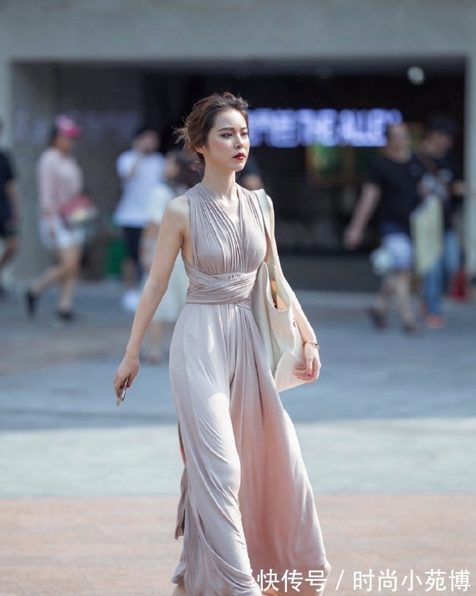 床单 将“旧床单”变废为宝,剪几下就成了条“长裙”,看着穿的还挺开心